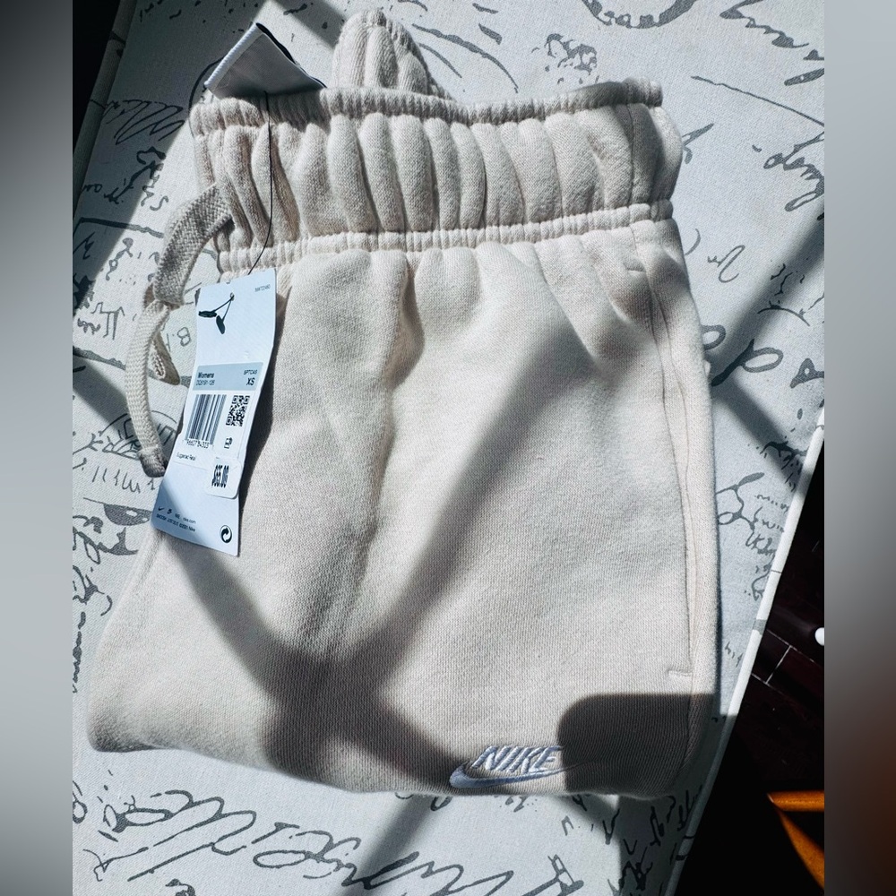 NWT Nike WOMEN’S sportswear CLUB FLEECE Sweatpants / joggers. “Sand drift” XS